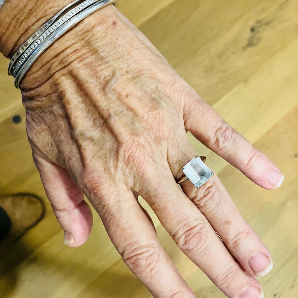 14kt White Gold Aquamarine Ring with Clear 5 carat Stone
Stamped 14kt - Picture 2 of 12